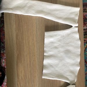 Off the shoulder long sleeve crop tops